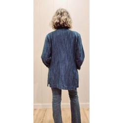 Chaqueta oversize con cuello de solapa clásico y cierre frontal de botones. Incluye dos grandes bolsillos de parche en la parte