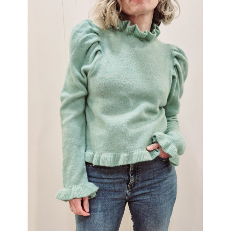 Jersey de cuello alto fruncido y mangas largas con hombros estructorados. Es una prenda versátil que se adapta tanto en ocasione