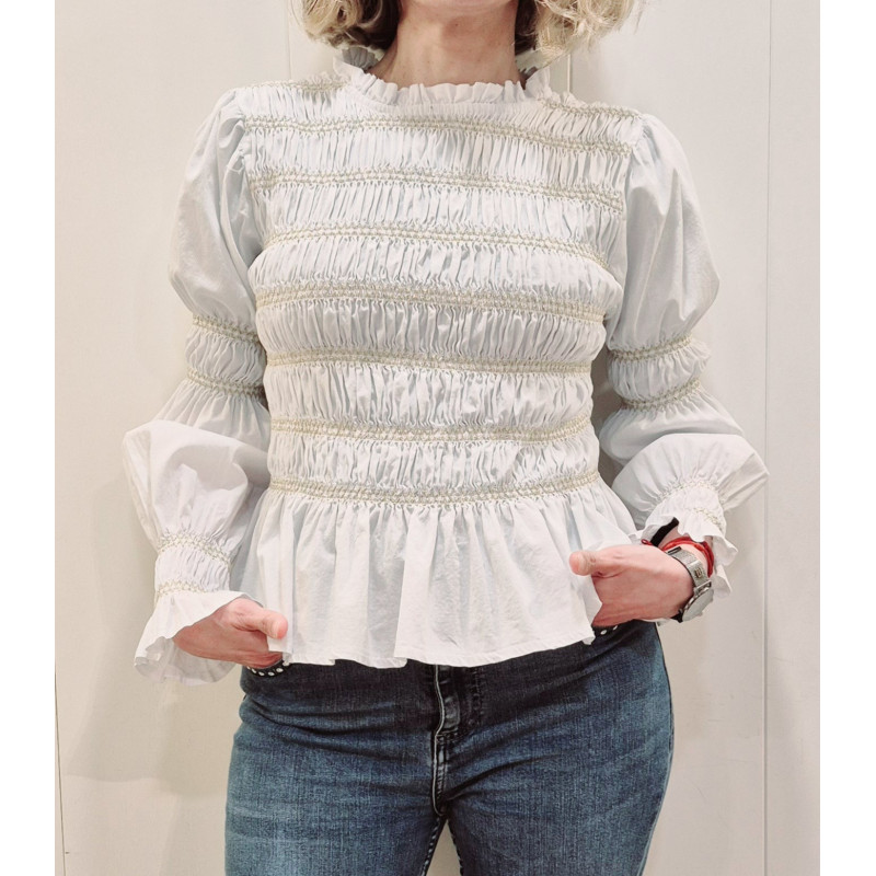 Diseño: Presenta un cuerpo y mangas completamente fruncidos mediante la técnica de nido de abeja, lo que le otorga elasticidad y