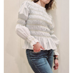 Diseño: Presenta un cuerpo y mangas completamente fruncidos mediante la técnica de nido de abeja, lo que le otorga elasticidad y