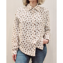 Camisa con cuello camisero tradicional y cierre frontal con botones. Es una prenda ideal para combinar con pantalones vaqueros o