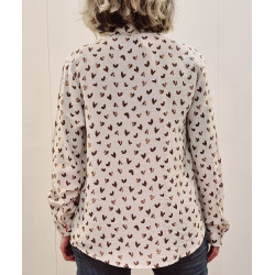 Camisa con cuello camisero tradicional y cierre frontal con botones. Es una prenda ideal para combinar con pantalones vaqueros o