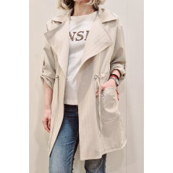 Corte y estilo: Presenta un diseño fluido con solapas amplias y mangas largas que pueden llevarse dobladas. Incluye dos bolsillo