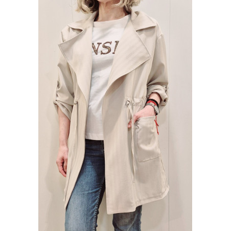 Corte y estilo: Presenta un diseño fluido con solapas amplias y mangas largas que pueden llevarse dobladas. Incluye dos bolsillo