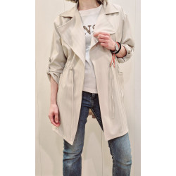 Corte y estilo: Presenta un diseño fluido con solapas amplias y mangas largas que pueden llevarse dobladas. Incluye dos bolsillo