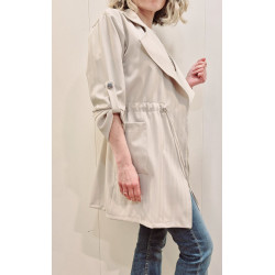 Corte y estilo: Presenta un diseño fluido con solapas amplias y mangas largas que pueden llevarse dobladas. Incluye dos bolsillo