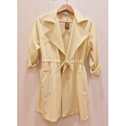 Corte y estilo: Presenta un diseño fluido con solapas amplias y mangas largas que pueden llevarse dobladas. Incluye dos bolsillo