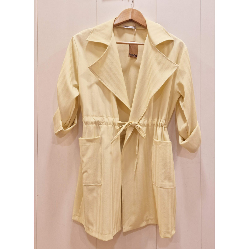 Corte y estilo: Presenta un diseño fluido con solapas amplias y mangas largas que pueden llevarse dobladas. Incluye dos bolsillo