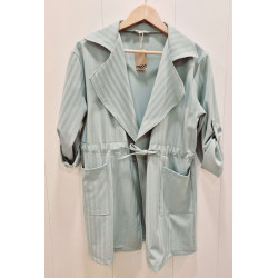 Corte y estilo: Presenta un diseño fluido con solapas amplias y mangas largas que pueden llevarse dobladas. Incluye dos bolsillo