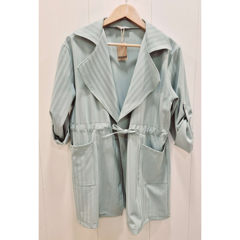 Corte y estilo: Presenta un diseño fluido con solapas amplias y mangas largas que pueden llevarse dobladas. Incluye dos bolsillo