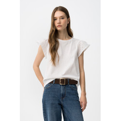 Camiseta blanca con mangas cortas de encaje, corte regular y estilo casual.