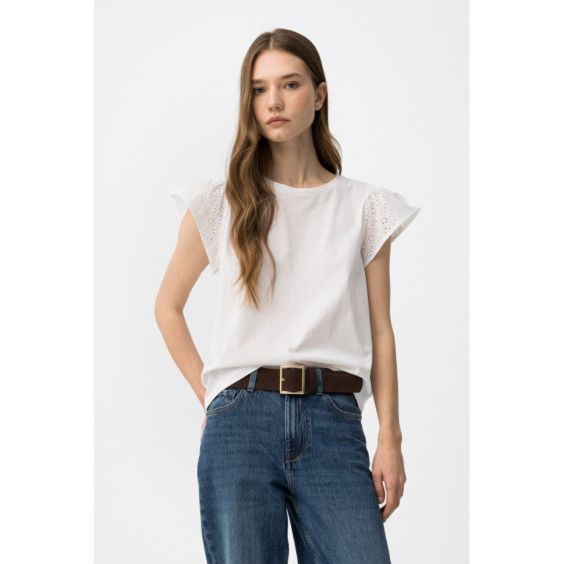 Camiseta blanca con mangas cortas de encaje, corte regular y estilo casual.