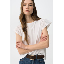 Camiseta blanca con mangas cortas de encaje, corte regular y estilo casual.