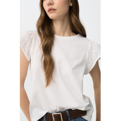 Camiseta blanca con mangas cortas de encaje, corte regular y estilo casual.