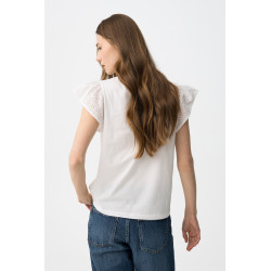 Camiseta blanca con mangas cortas de encaje, corte regular y estilo casual.