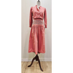 Falda con bordado punto smock en la zona de la cintura. corte amplio con pliegues que nacen desde la cintura