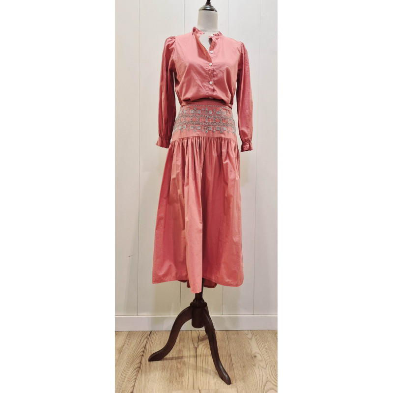 Falda con bordado punto smock en la zona de la cintura. corte amplio con pliegues que nacen desde la cintura