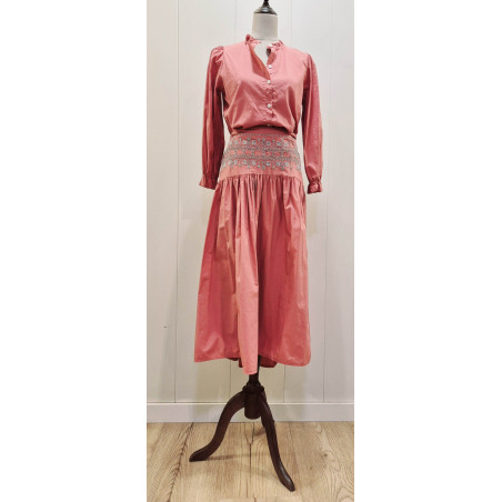 Falda con bordado punto smock en la zona de la cintura. corte amplio con pliegues que nacen desde la cintura