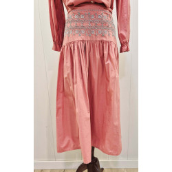 Falda con bordado punto smock en la zona de la cintura. corte amplio con pliegues que nacen desde la cintura