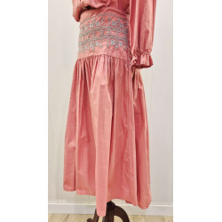 Falda con bordado punto smock en la zona de la cintura. corte amplio con pliegues que nacen desde la cintura