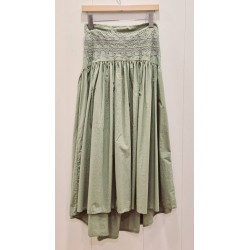 Falda con bordado punto smock en la zona de la cintura. corte amplio con pliegues que nacen desde la cintura