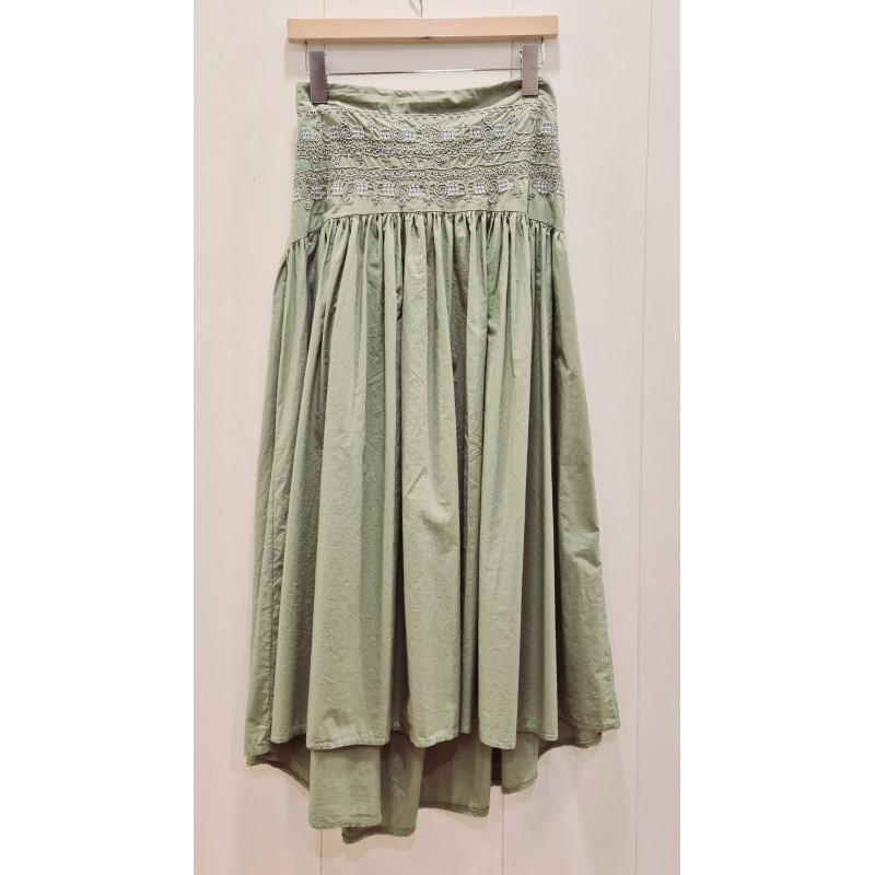 Falda con bordado punto smock en la zona de la cintura. corte amplio con pliegues que nacen desde la cintura