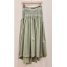 Falda con bordado punto smock en la zona de la cintura. corte amplio con pliegues que nacen desde la cintura