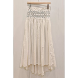 Falda con bordado punto smock en la zona de la cintura. corte amplio con pliegues que nacen desde la cintura
