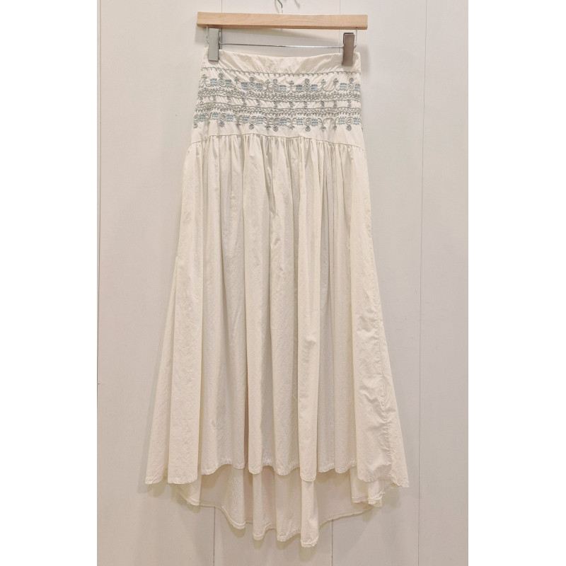 Falda con bordado punto smock en la zona de la cintura. corte amplio con pliegues que nacen desde la cintura