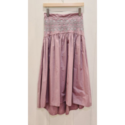 Falda con bordado punto smock en la zona de la cintura. corte amplio con pliegues que nacen desde la cintura