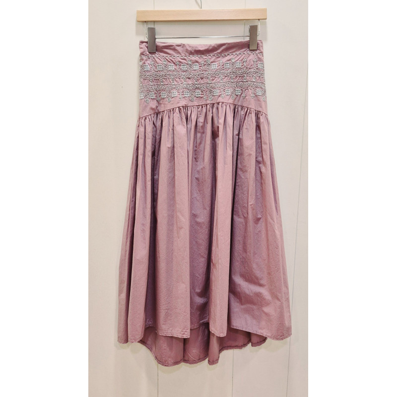 Falda con bordado punto smock en la zona de la cintura. corte amplio con pliegues que nacen desde la cintura