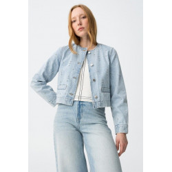 Chaqueta corta vaquera con cuello redondo, cierre frontal abotonado y detalles brillantes