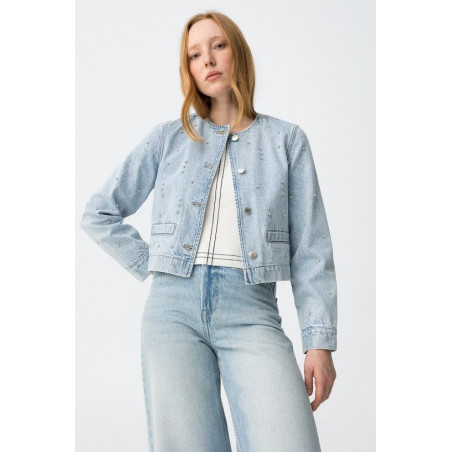 Chaqueta corta vaquera con cuello redondo, cierre frontal abotonado y detalles brillantes