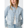 Chaqueta corta vaquera con cuello redondo, cierre frontal abotonado y detalles brillantes