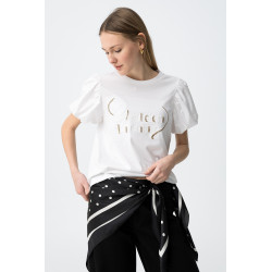 Corte recto, mangas abullonadas, color blanco y bordado dorado con frase Golden Dreams.