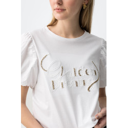 Corte recto, mangas abullonadas, color blanco y bordado dorado con frase Golden Dreams.