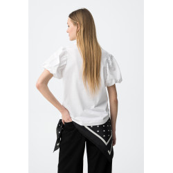 Corte recto, mangas abullonadas, color blanco y bordado dorado con frase Golden Dreams.