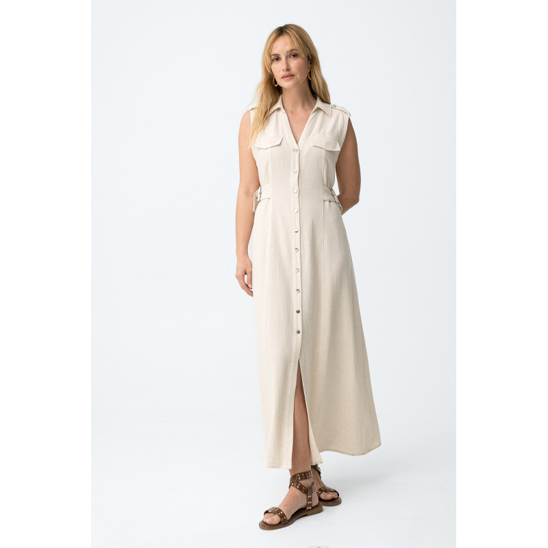 Vestido corte recto, sin mangas, botones delanteros, bolsillos en el pecho y cinturones laterales.