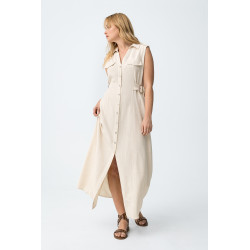 Vestido corte recto, sin mangas, botones delanteros, bolsillos en el pecho y cinturones laterales.