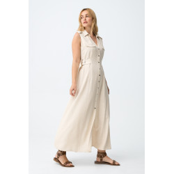 Vestido corte recto, sin mangas, botones delanteros, bolsillos en el pecho y cinturones laterales.