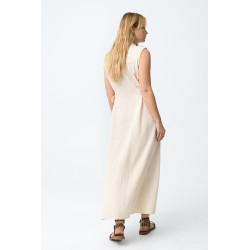 Vestido corte recto, sin mangas, botones delanteros, bolsillos en el pecho y cinturones laterales.