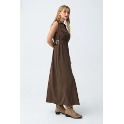 Vestido corte recto, sin mangas, botones delanteros, bolsillos en el pecho y cinturones laterales.