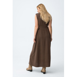 Vestido corte recto, sin mangas, botones delanteros, bolsillos en el pecho y cinturones laterales.