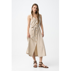 Vestido sin mangas, con botones delanteros y cinturón ajustable, corte regular y fluido.