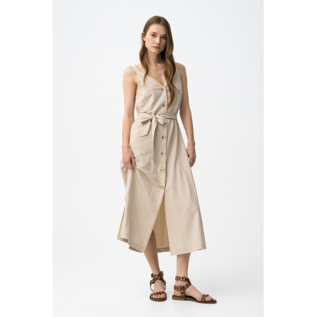 Vestido sin mangas, con botones delanteros y cinturón ajustable, corte regular y fluido.