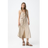 Vestido sin mangas, con botones delanteros y cinturón ajustable, corte regular y fluido.