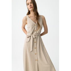 Vestido sin mangas, con botones delanteros y cinturón ajustable, corte regular y fluido.