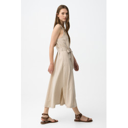 Vestido sin mangas, con botones delanteros y cinturón ajustable, corte regular y fluido.