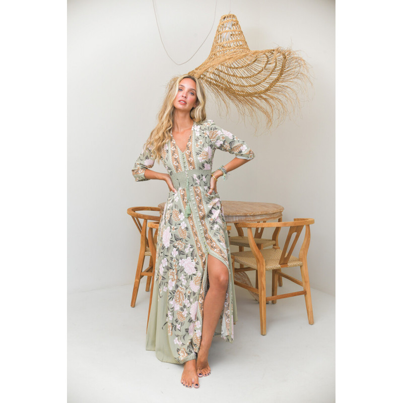 El vestido Indiana de Jaase, uno de los diseños más icónicos de la marca, refleja una elegancia bohemia y romántica con su espal