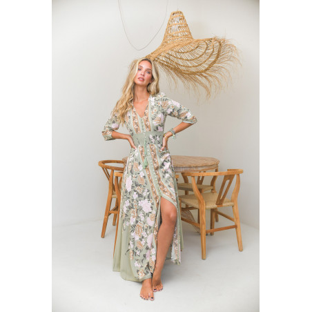 El vestido Indiana de Jaase, uno de los diseños más icónicos de la marca, refleja una elegancia bohemia y romántica con su espal